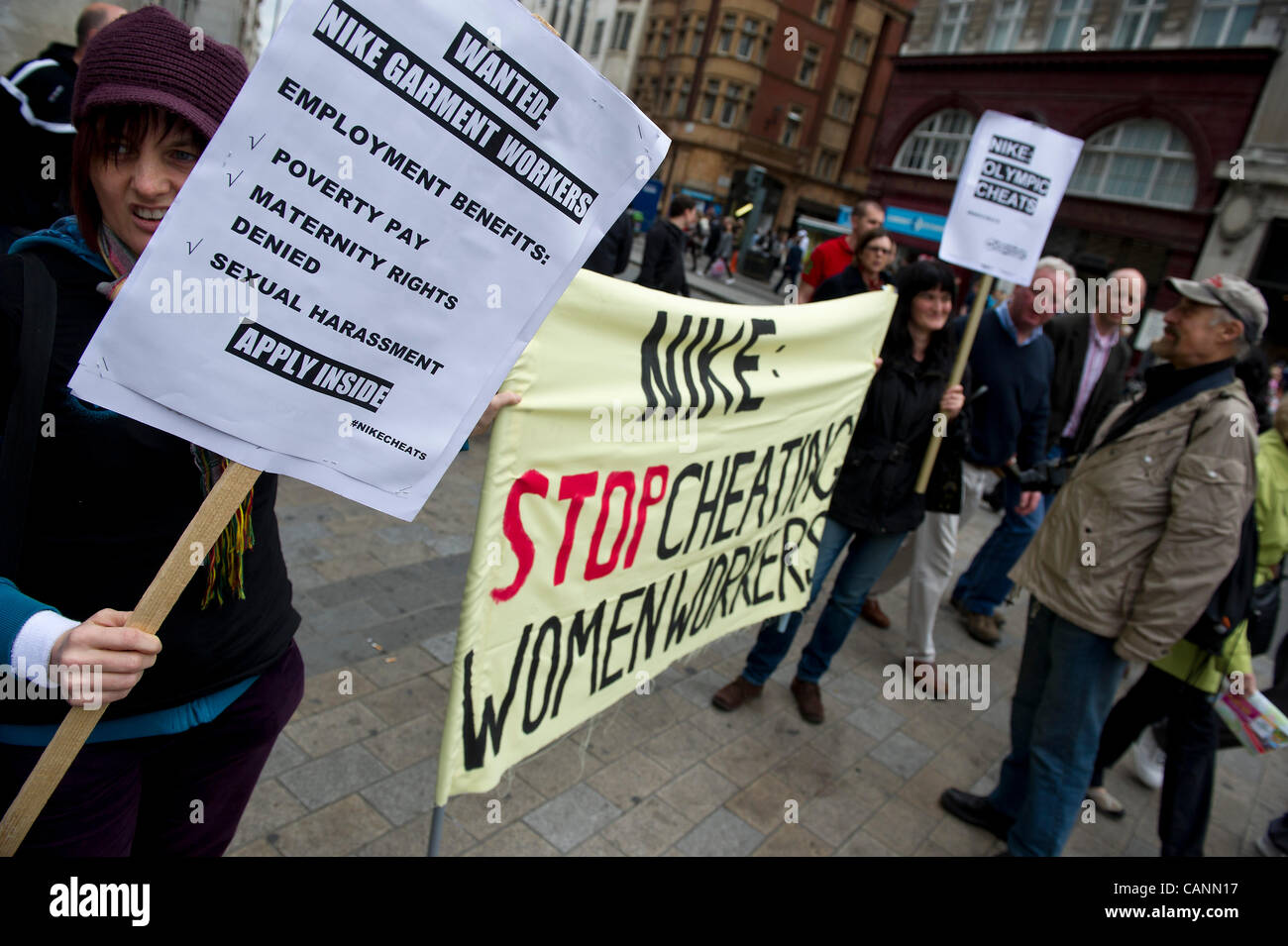 Activistas de UK Feminista protesta contra la explotación de la mujer, la  confección de prendas para las Olimpiadas sportswear company Nike. Los  activistas "hacer trampa" en su camino a través de una