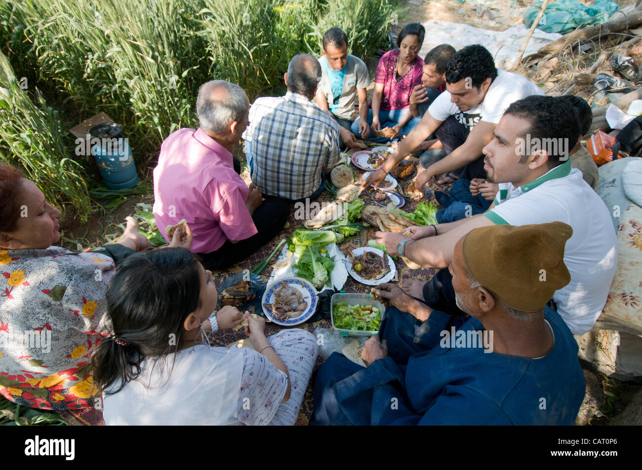 Los egipcios de todas las caminatas de la vida tomó un descanso para celebrar la popular fiesta de la oficial de primer día de primavera "El jamón Nessim'-la gente se agolpaba para picnic en los parques y en el campo Foto de stock