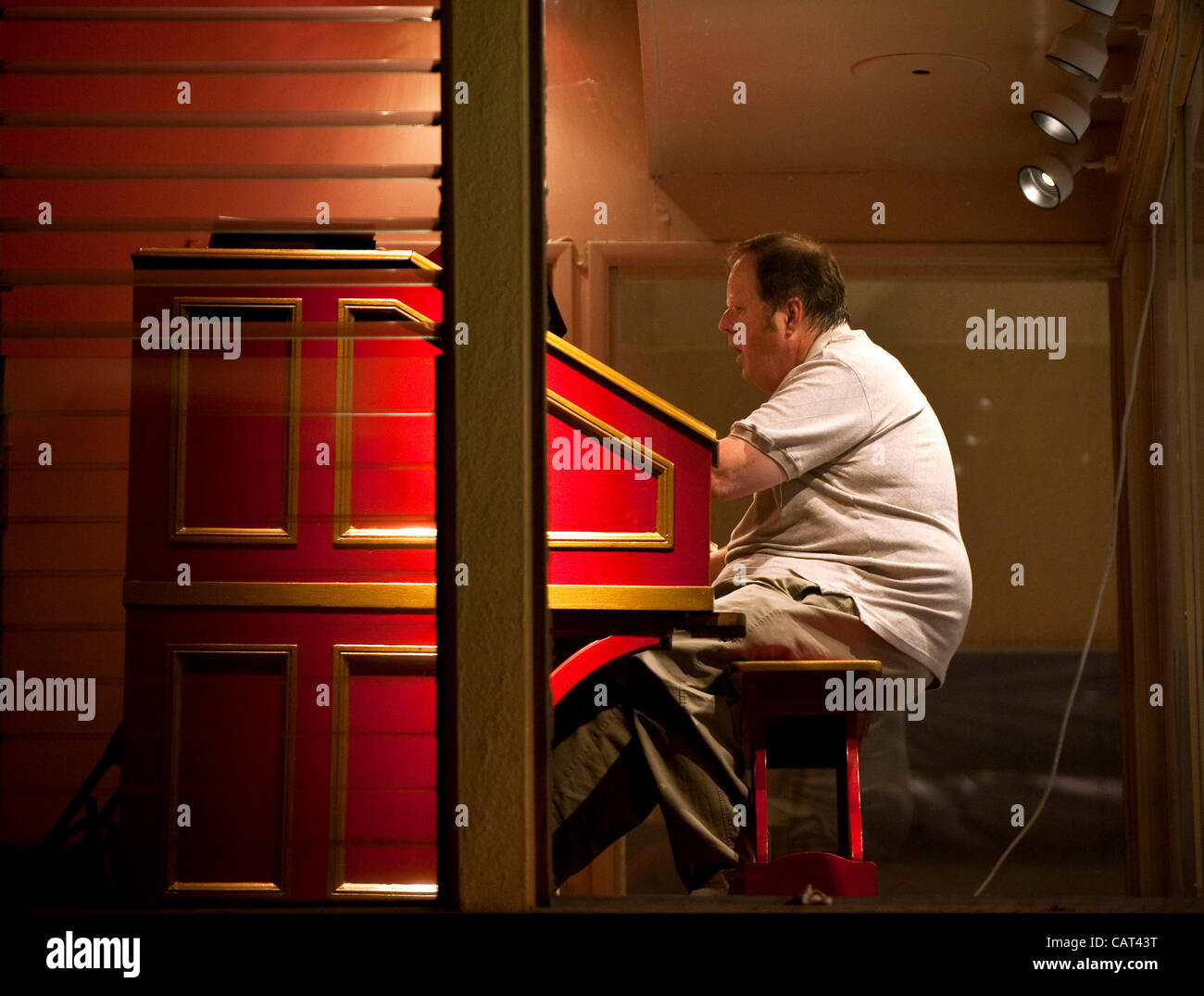 Abril 17, 2012 Paramount, CA, EE.UU., Bill Campbell juega un órgano