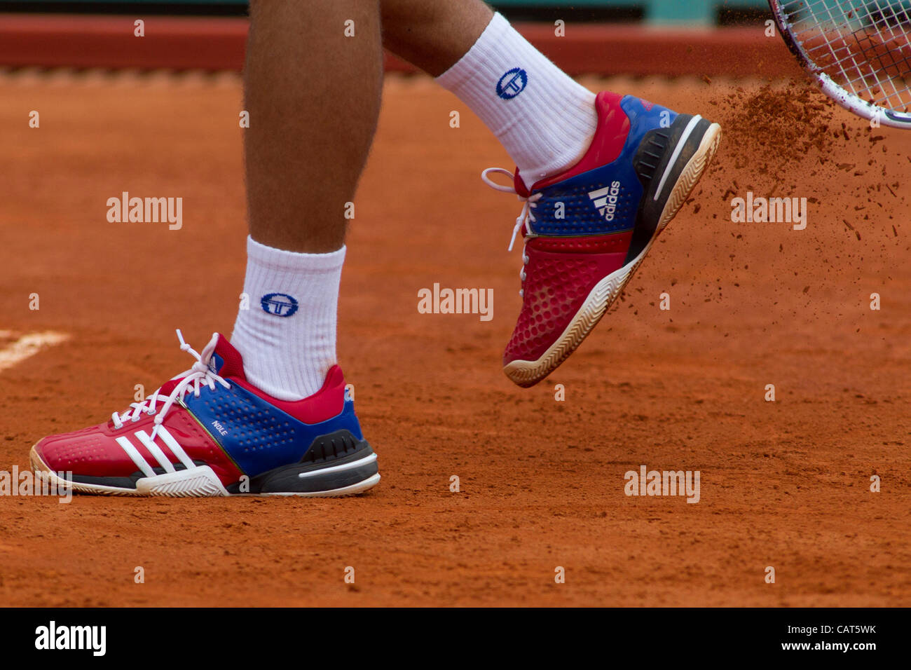 18/04/2012 Montecarlo, Mónaco. Novak Djokovic (SRB) borra clay sus  zapatillas de entrenamiento durante la segunda ronda partido entre Novak  Djokovic (SRB) y Andreas Seppi (ITA) en el Monte Carlo ATP Masters Tennis