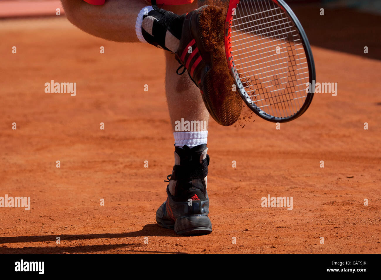 19/04/2012 Montecarlo, Mónaco. Andy Murray (GBR) borra clay sus zapatillas  de entrenamiento durante la segunda ronda partido entre Andy Murray (GBR) y  Julien Benneteau (FRA) en el Monte Carlo ATP Masters Tennis
