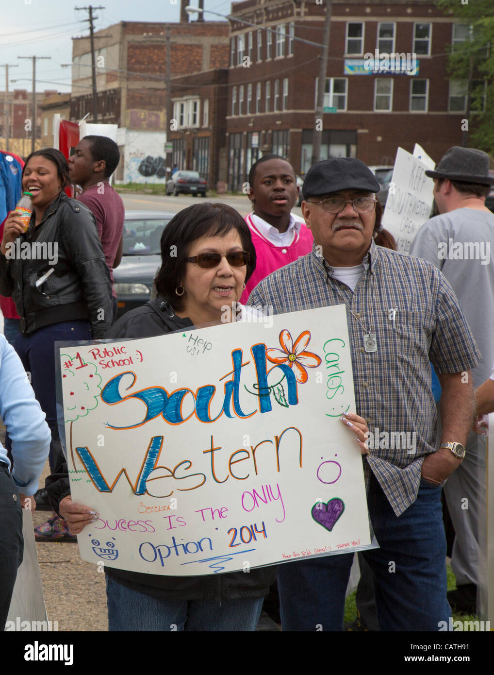 Detroit, Michigan - estudiantes, alumnos, padres y miembros de la comunidad protesta de las escuelas públicas de Detroit' un plan para cerrar Southwestern High School. Foto de stock