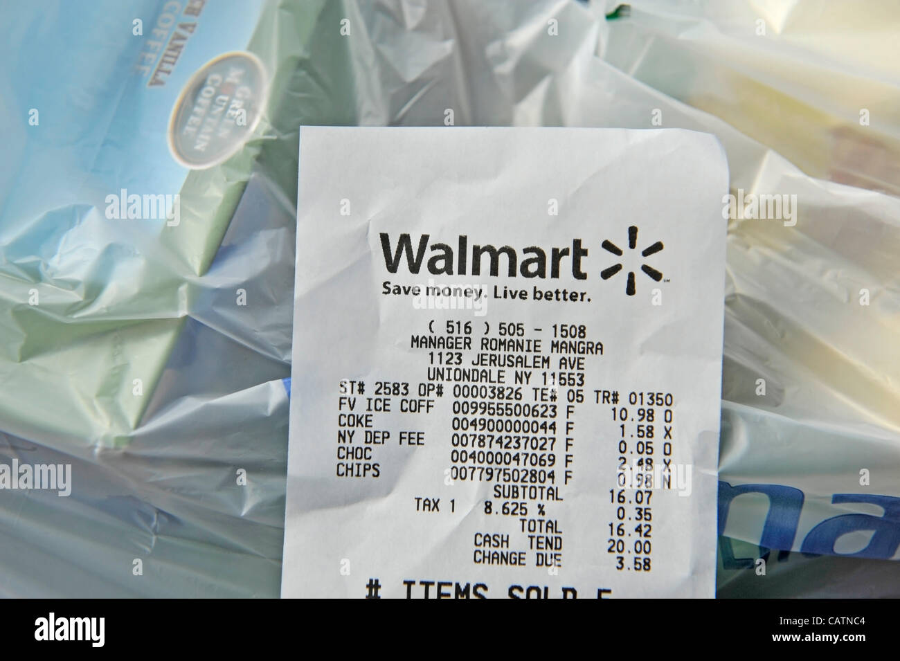 Walmart recibo y bolsa de compras de plástico Fotografía de stock Alamy