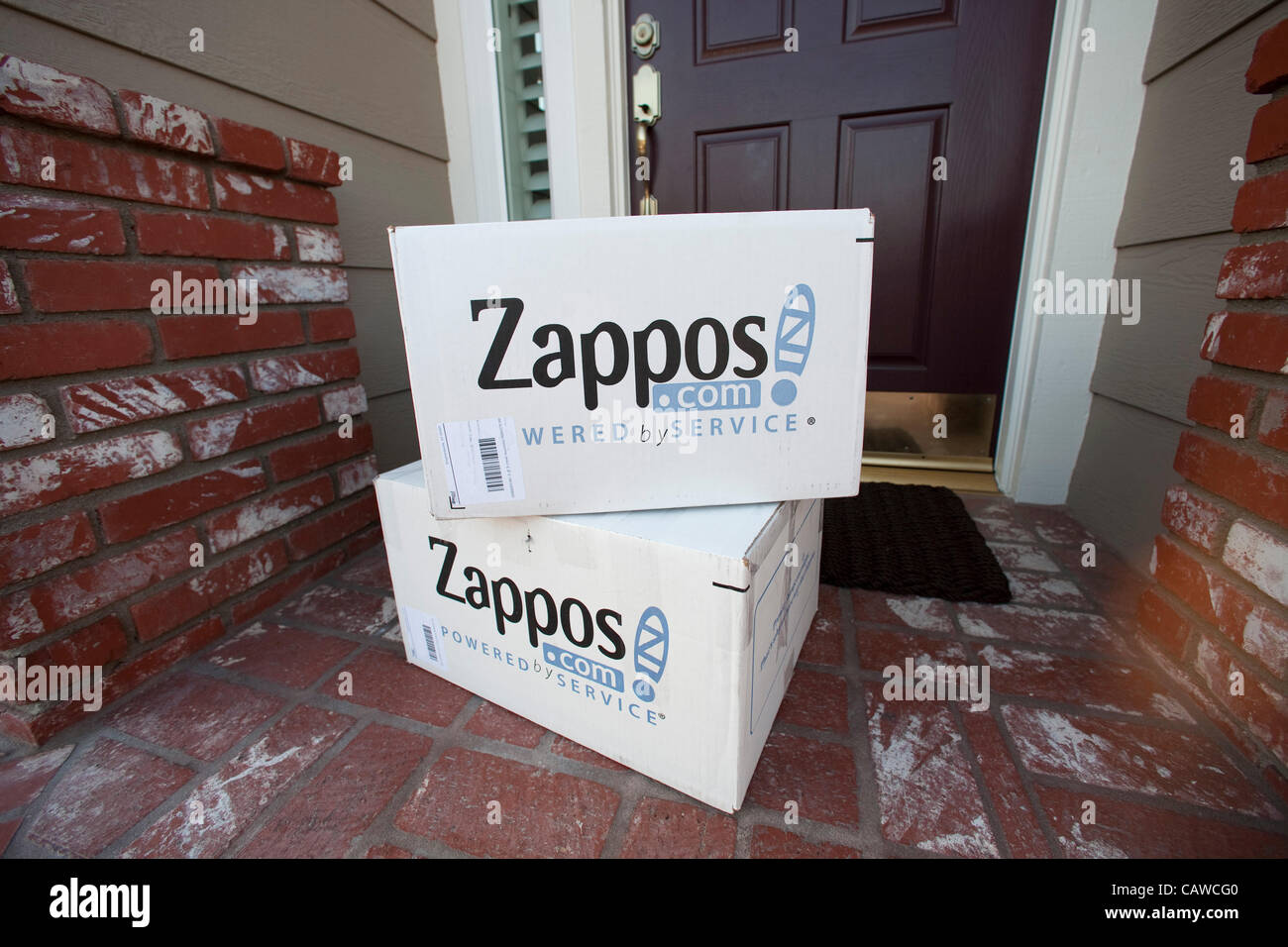 Abril 22, 2012 - Aliso Viejo, California, EE.UU. - Blanco Zappos cajas  entregadas a domicilio en el sur de California. Zappos.com es una tienda de  ropa y calzado en línea actualmente con