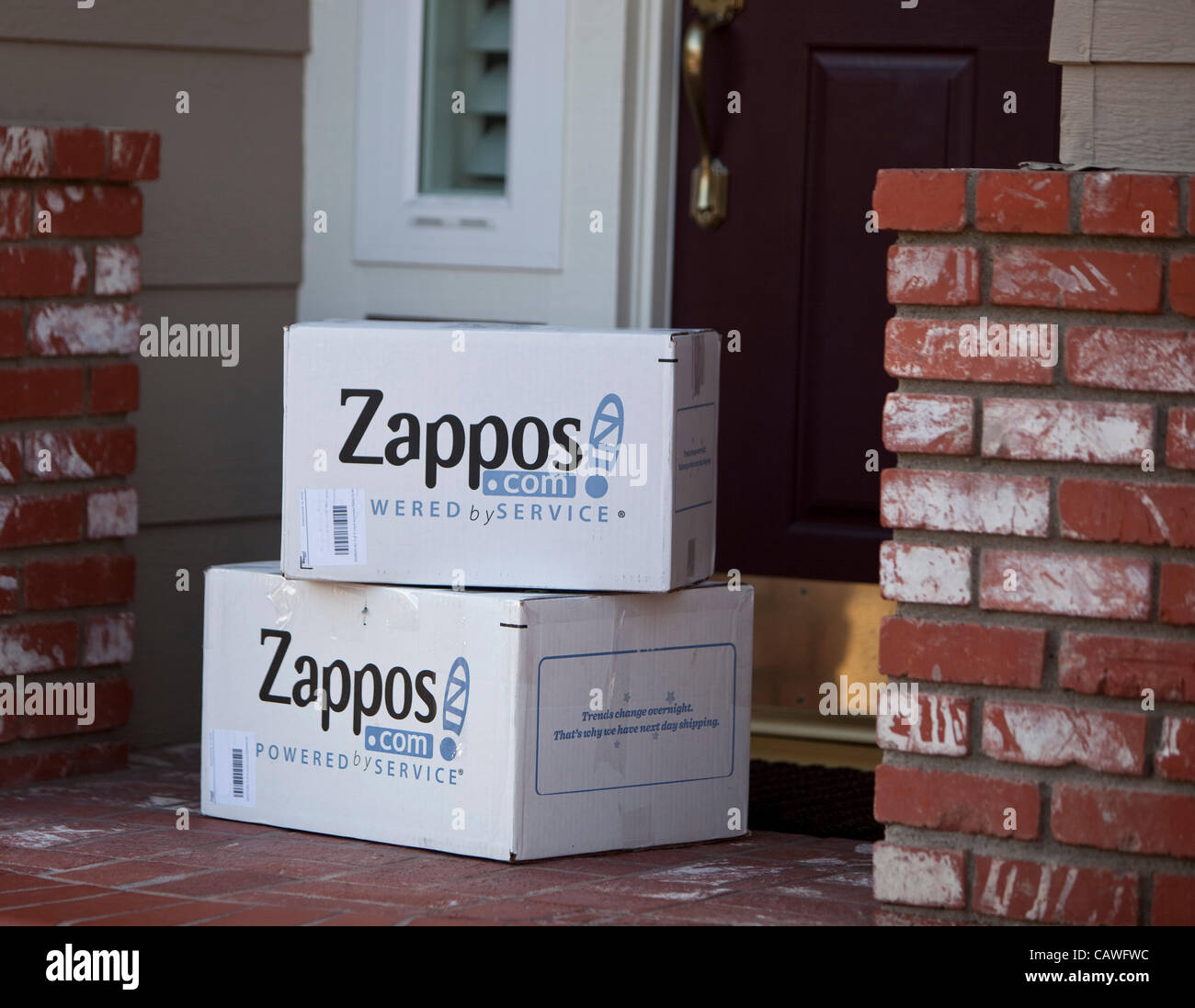 Abril 22, 2012 - Aliso Viejo, California, EE.UU. - Blanco Zappos cajas  entregadas a domicilio en el sur de California. Zappos.com es una tienda de  ropa y calzado en línea actualmente con