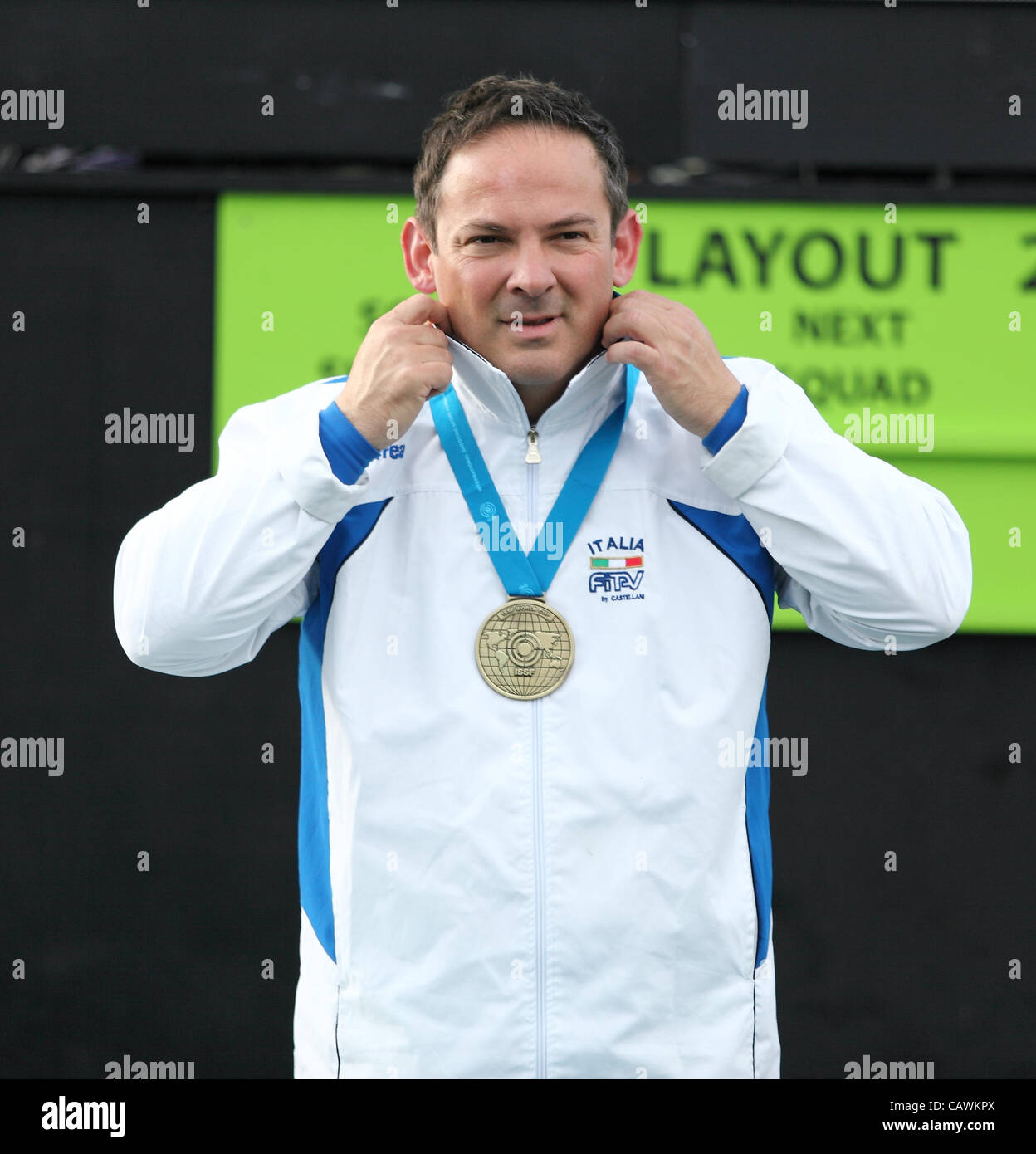 27.04.2012 Londres, Inglaterra. El medallista de bronce de la trampa del Mens competencia Giovanni Pellielo (ITA) Foto de stock