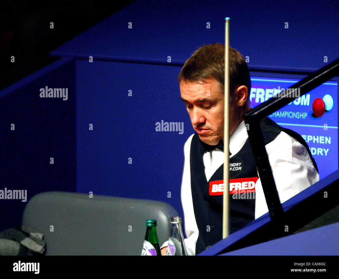 01.05.2012 - Stephen Hendry en la acción contra Stephen Maguire en los cuartos de final del campeonato mundial de billar snooker en el crisol, Sheffield. Foto de stock