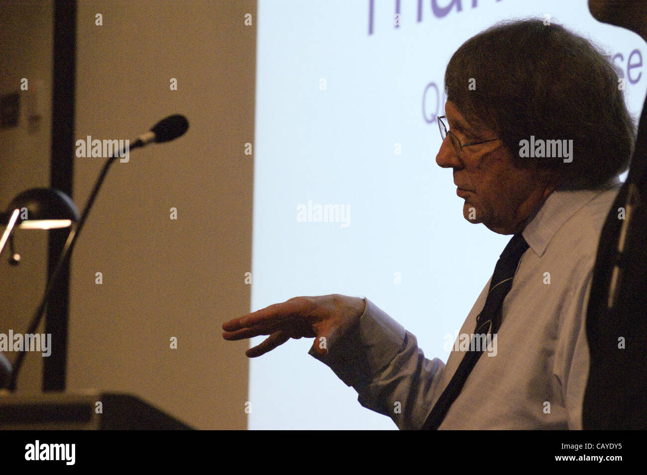 Alan Bond, director gerente de motores de reacción Ltd. se dirige a un auditorio en el Instituto de Ingeniería y Tecnología acerca de los avances en el desarrollo de la 'Skylon spaceplane' y su objetivo de hacer de Gran Bretaña un líder mundial en el transporte espacial. Foto de stock