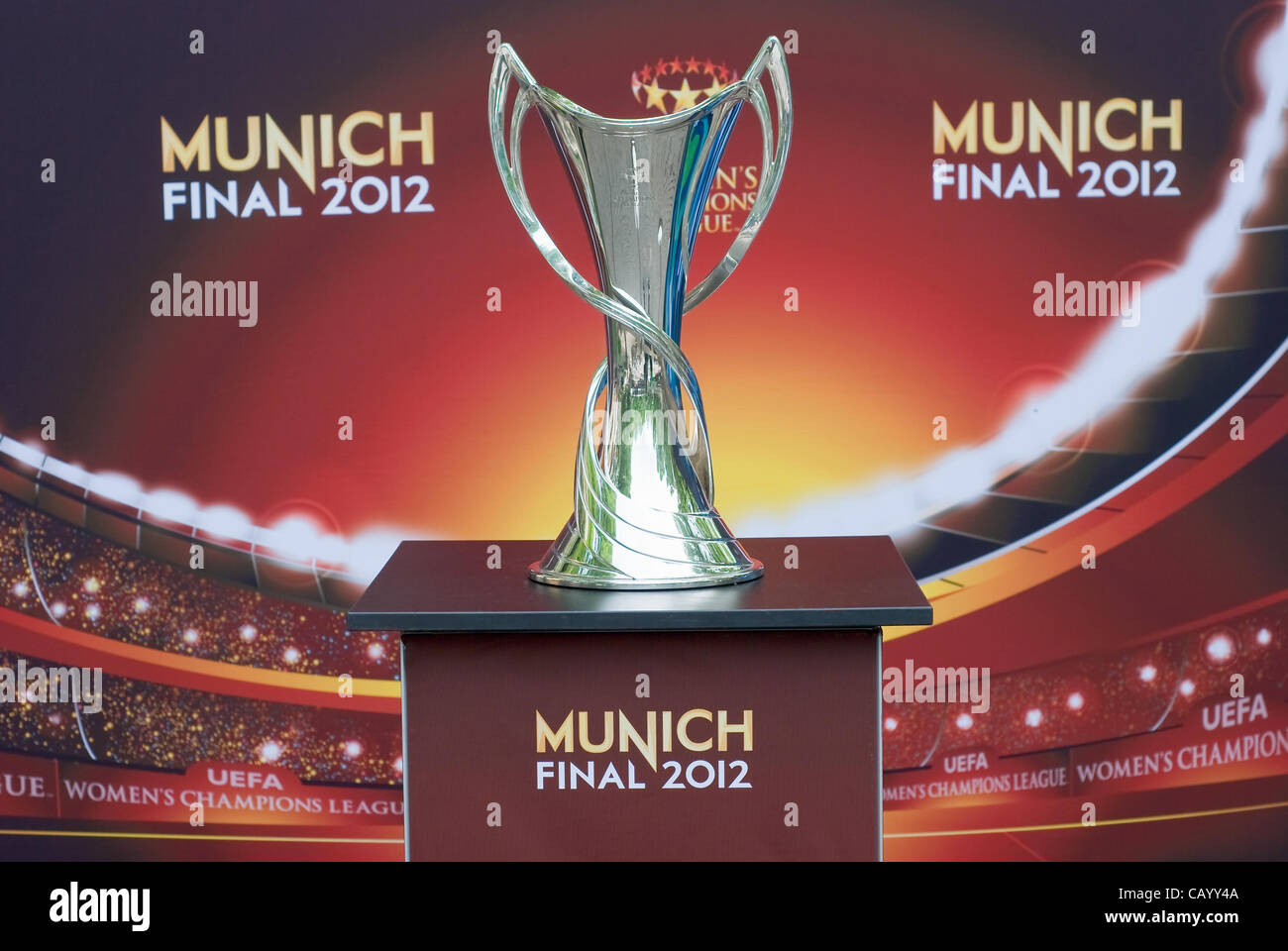 Munich, Alemania - 11 de mayo : Mujer de la UEFA Champions League en la pantalla para la final de la Liga de Campeones 17 de mayo 11 de mayo de 2012 en Munich. Foto de stock