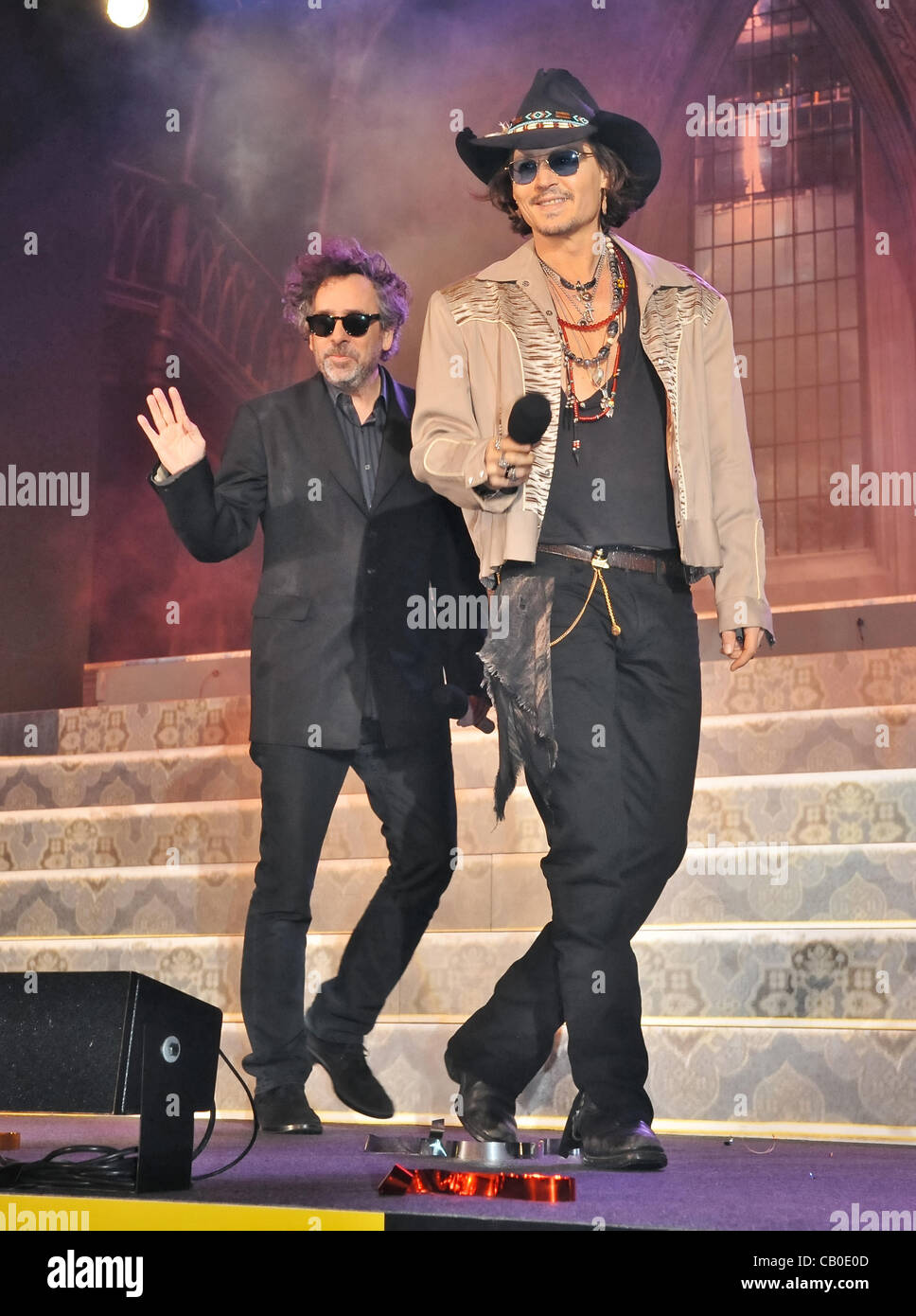 Johnny Depp, Tim Burton, 12 de mayo de 2012, Tokio, Japón : actor Johnny  Depp(R) y director Tim Burton asistir al estreno en Japón de la película  'Dark Shadows' en Tokio, Japón,
