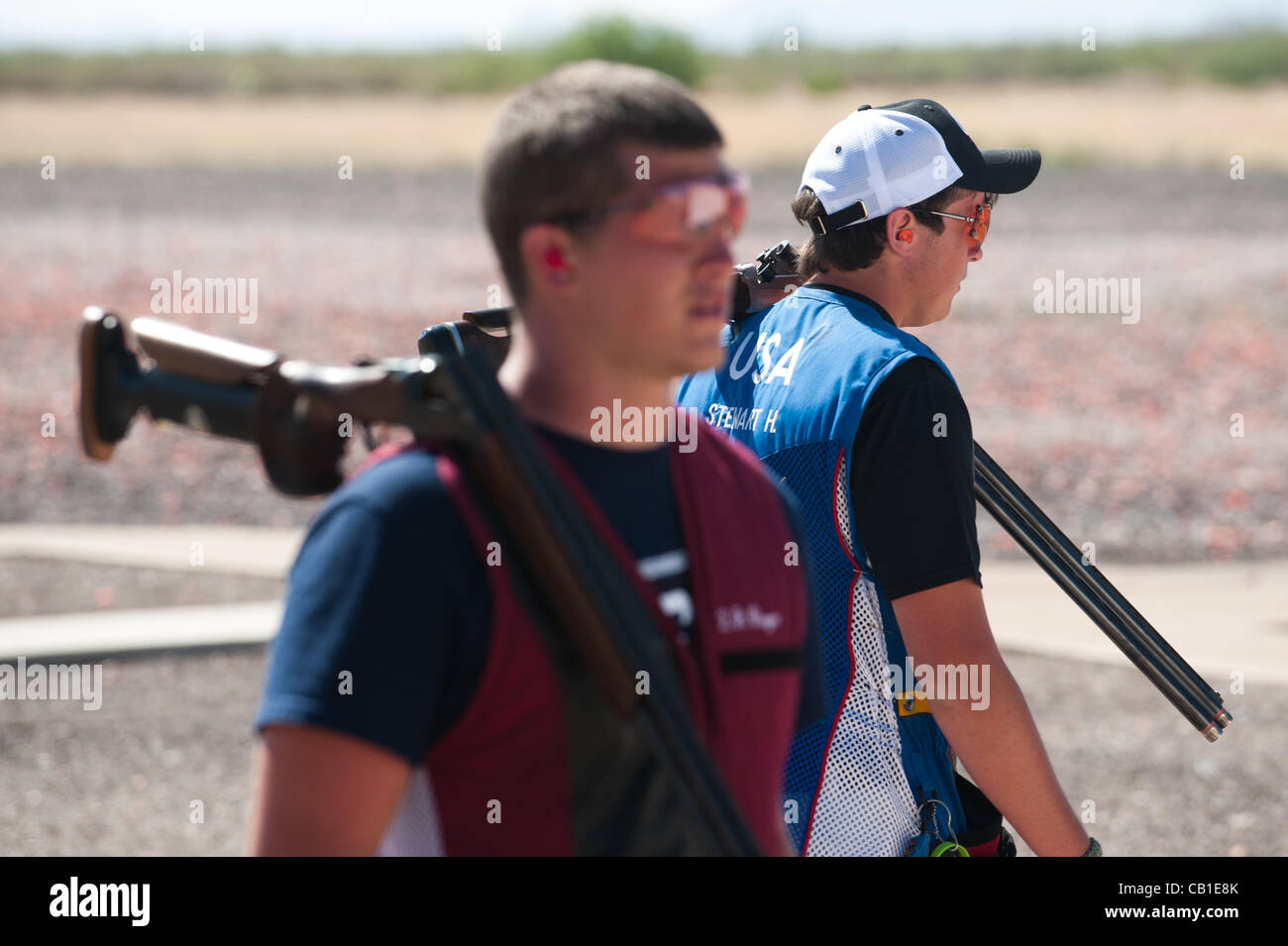 Mayo 19, 2012 - Tucson, EE.UU. - HAYDEN Stewart, a la derecha, camina a su posición de disparo en el equipo Olímpico de los EE.UU juicios por escopeta en Tucson, Arizona (Crédito de la Imagen: © Se Seberger/ZUMAPRESS.com) Foto de stock