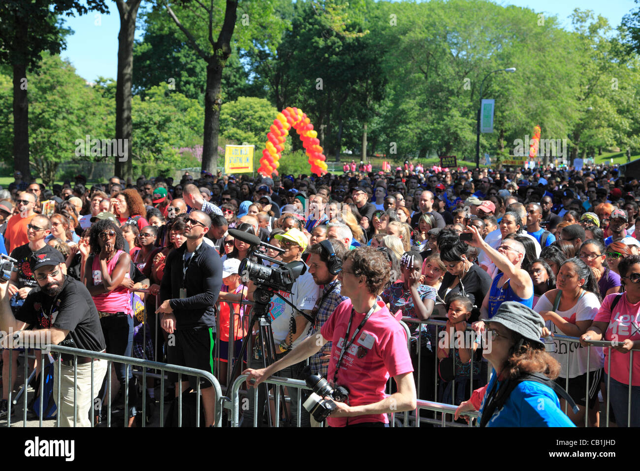 Ver las multitudes 27ª marcha anual contra el SIDA Nueva York, la más grande del mundo, el VIH/SIDA eventos de recaudación, Central Park, la ciudad de Nueva York, EE.UU. el domingo, 20 de mayo de 2012. Foto de stock