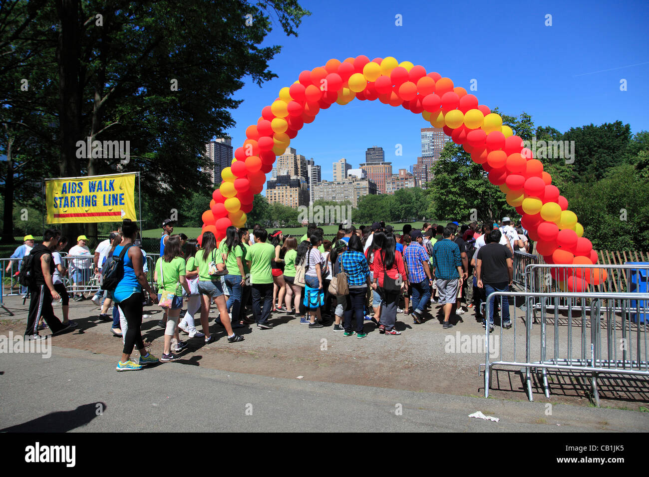 Seguidores participar en la 27ª marcha anual contra el SIDA Nueva York, la más grande del mundo, el VIH/SIDA eventos de recaudación, Central Park, la ciudad de Nueva York, EE.UU. el domingo, 20 de mayo de 2012. Foto de stock