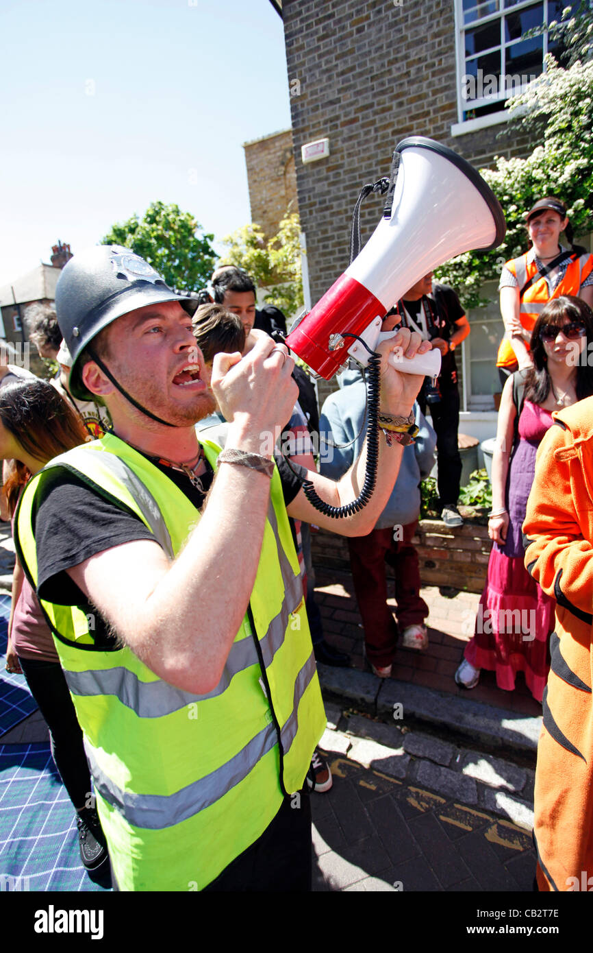 Putney, Londres, Reino Unido. Sábado 26 de mayo de 2012. Los manifestantes de UK uncut, cerca de la casa de Nick Clegg en Putney, Londres para celebrar una fiesta en la calle alternativa para protestar contra los recortes y medidas de austeridad en el Reino Unido. Foto de stock