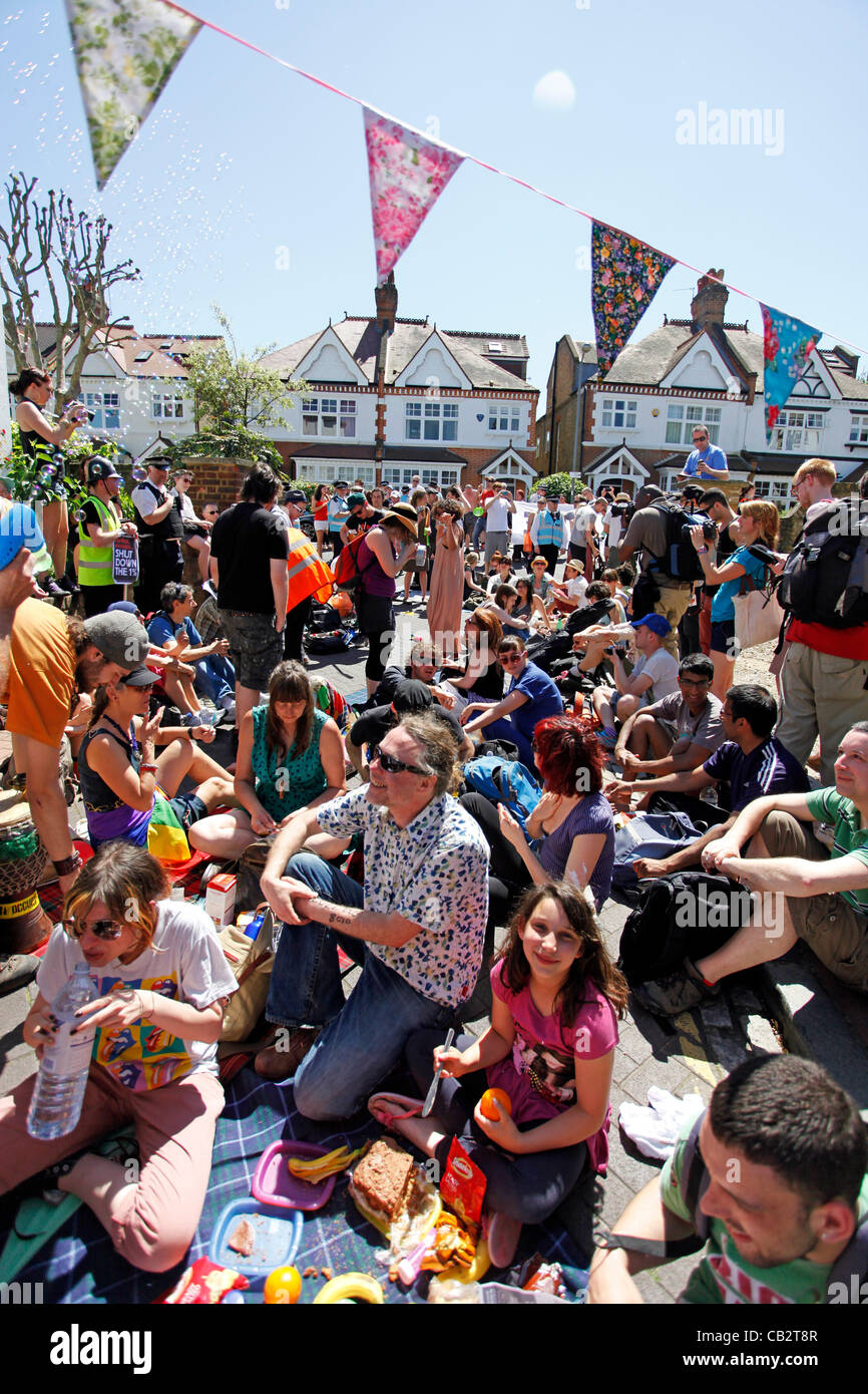 Putney, Londres, Reino Unido. Sábado 26 de mayo de 2012. Los manifestantes disfrutando de la fiesta de calle Nick CLegg's Street después de UK uncut celebrar una fiesta en la calle alternativa para protestar contra los recortes y medidas de austeridad en el Reino Unido. Foto de stock