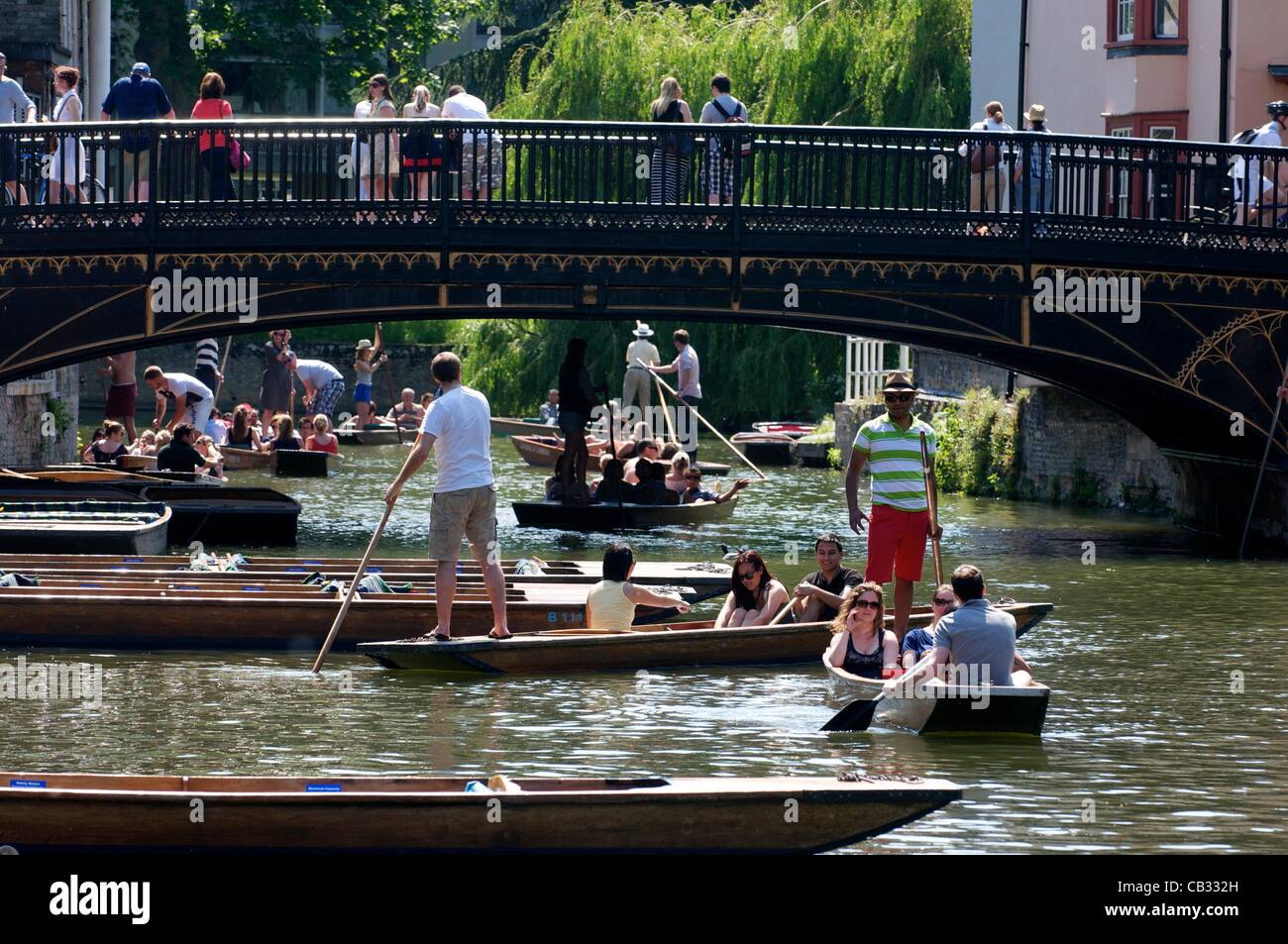 Cambridge, Reino Unido. 27/05/2012. Los comienzos del verano continúa en la ciudad universitaria de Cambridge con personas que migran a Punt en el río Cam en el Quayside Foto de stock