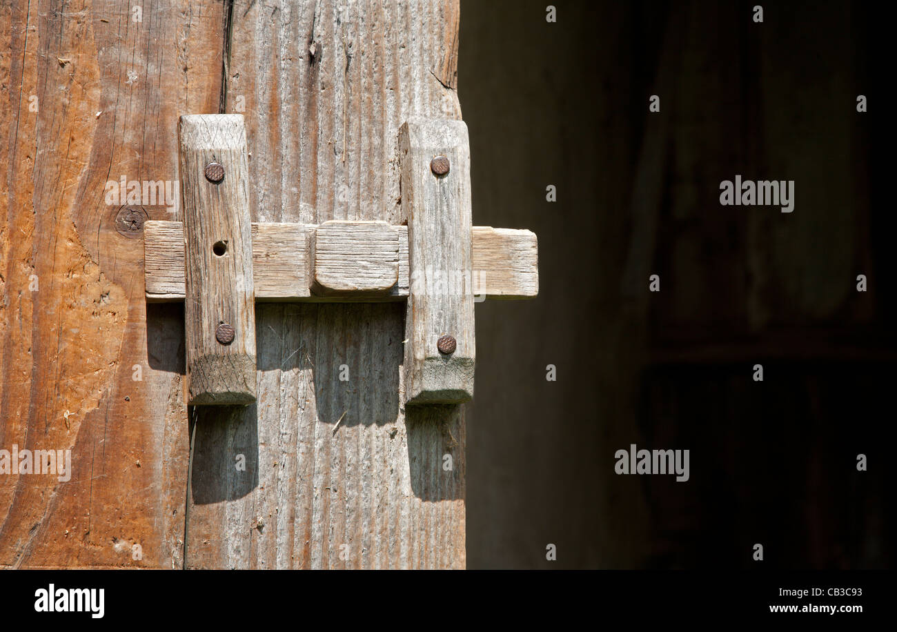 antiguo cerrojo de madera Foto de stock