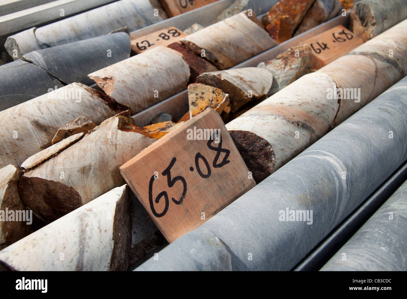 Gravemente roto, desgastado, fracturado y culpada NQ diamond drill core Foto de stock