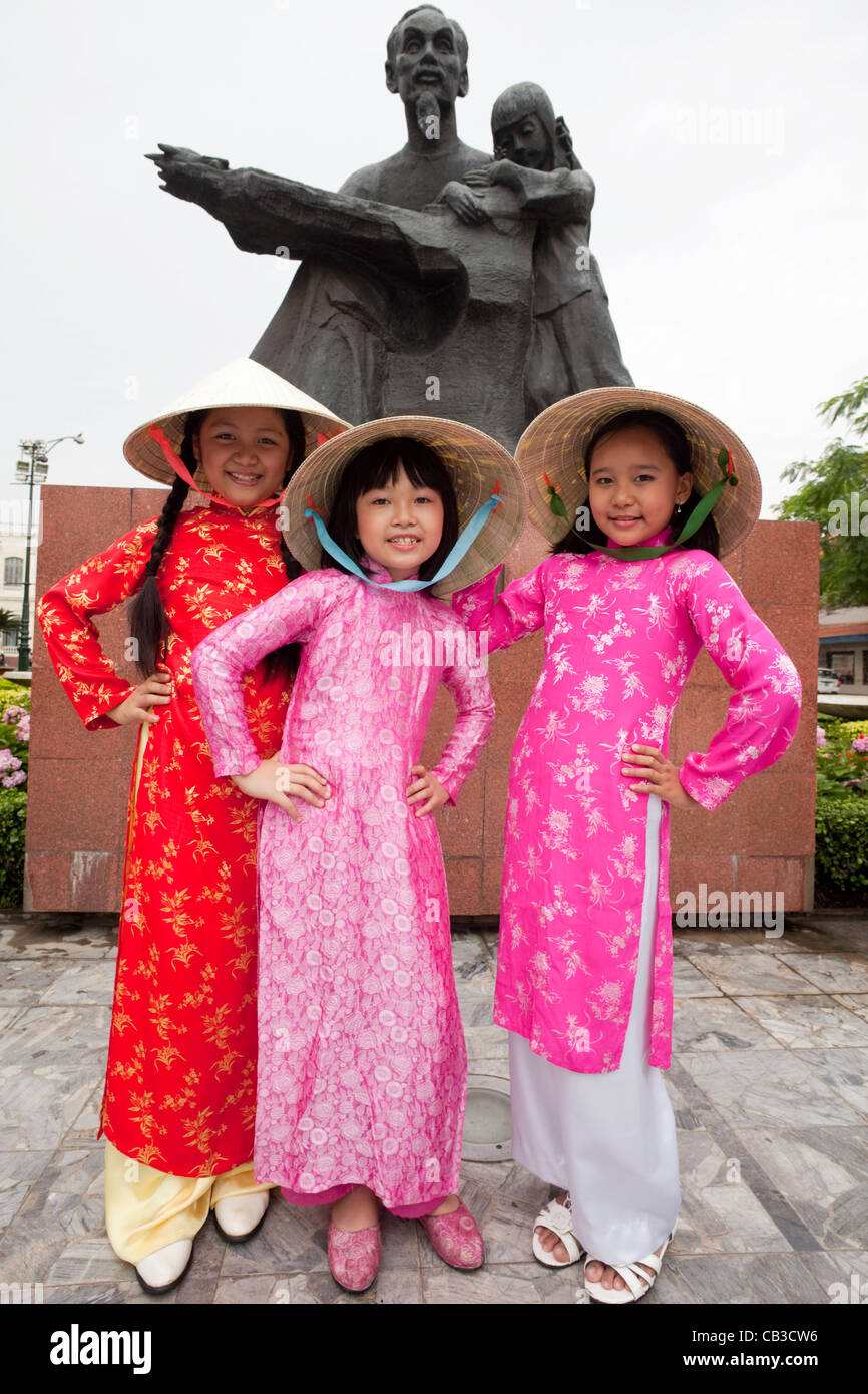 Vietnam, Ho Chi Minh, muchachas vestidas con el traje tradicional vietnamita  Fotografía de stock - Alamy
