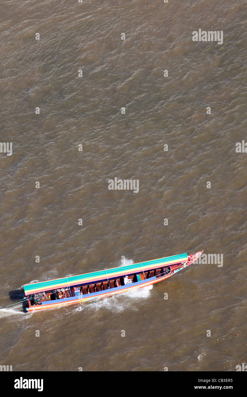 Tailandia, Bangkok, long tail boat en Río Chao Phraya Foto de stock