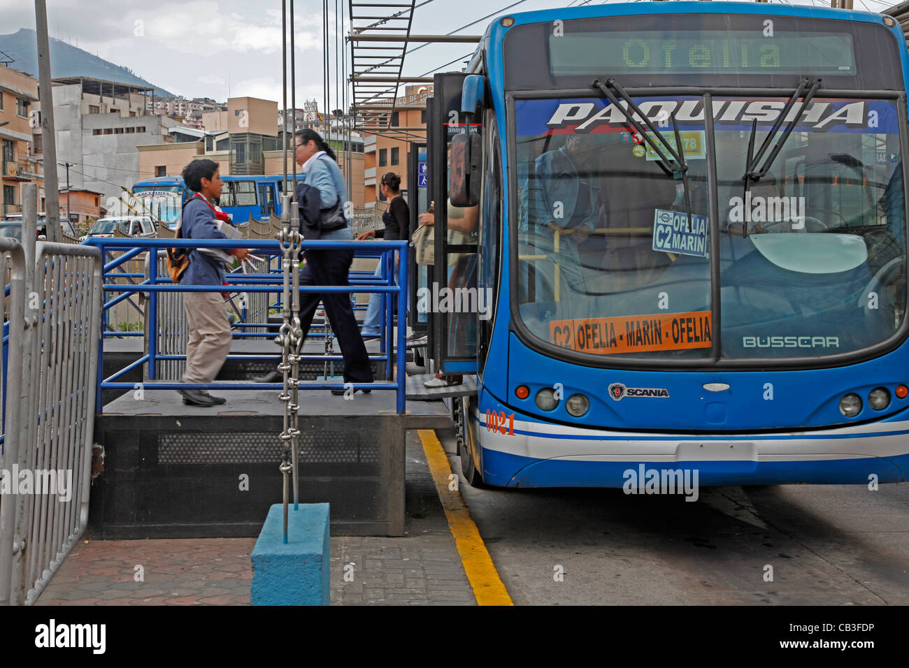 Ecuador. El servicio de tranvía y autobús público a lo largo de Ecovia