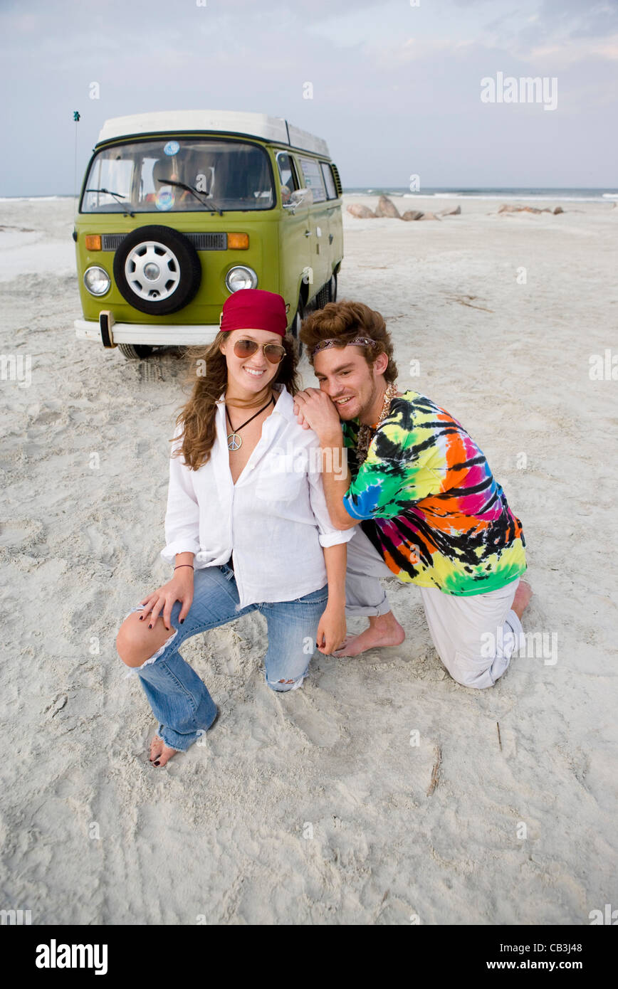 Retrato de la joven pareja hippie en la playa Fotografía de stock - Alamy