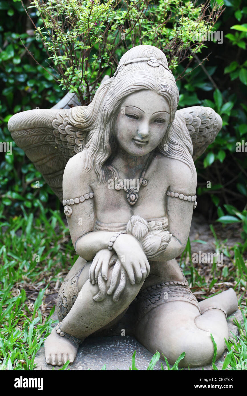 Ángel estatua en un jardín en Koh Samui, Tailandia. Foto de stock