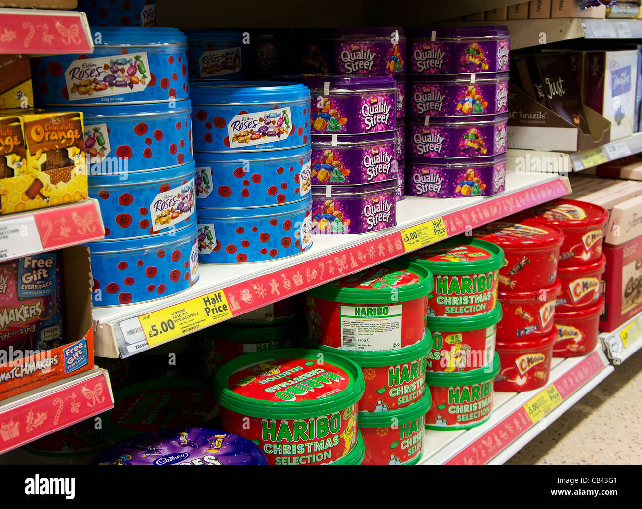 Latas de golosinas de Navidad en un supermercado Tesco, REINO UNIDO Foto de stock