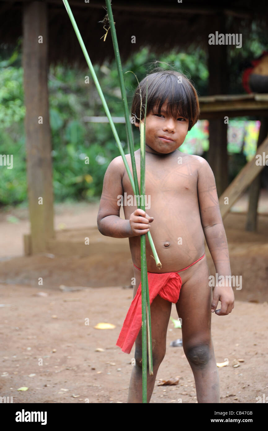 Embera niño jugando a cazar con arco y flecha a la comunidad indígena Embera Puru en Panamá Foto de stock