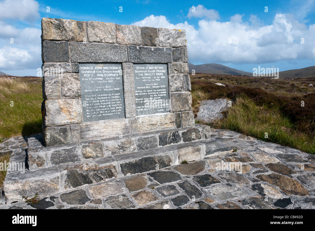 Monumento al tío y sobrino bardos Donald macintyre y Donald John MacDonald en South Uist, Escocia Foto de stock