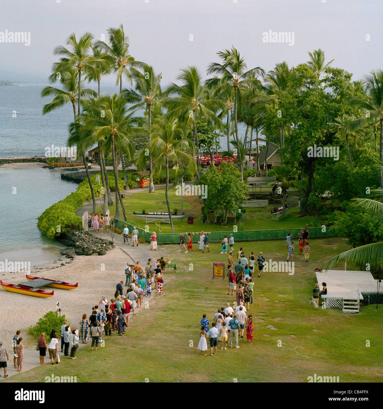 Los huéspedes Luau en la playa Kamakahonu encolamiento de Kailua-Kona, Hawaii Big Island Foto de stock