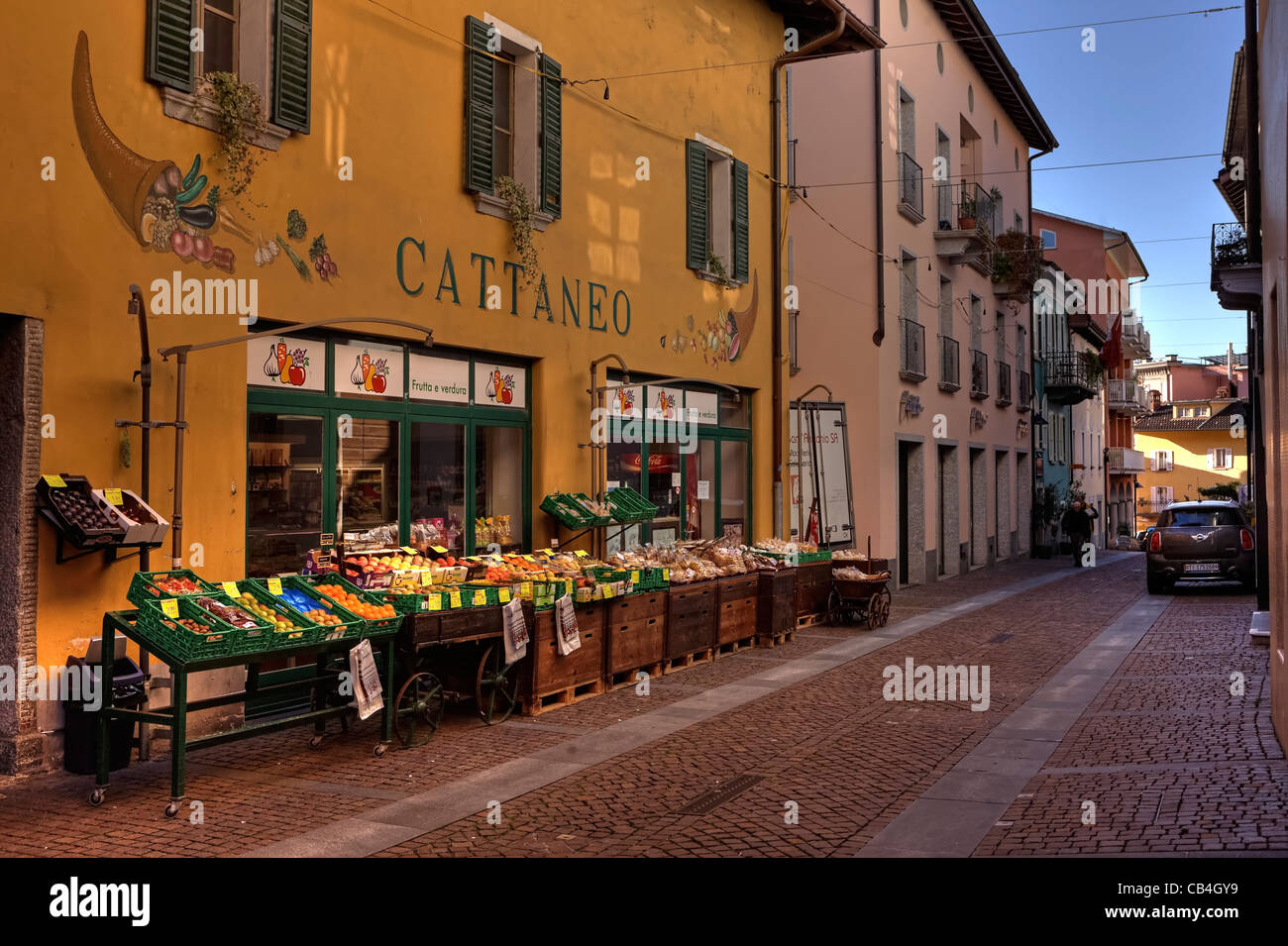 Via Borgo con fruta y Gemueseladen en Ascona, Ticino, Suiza Foto de stock