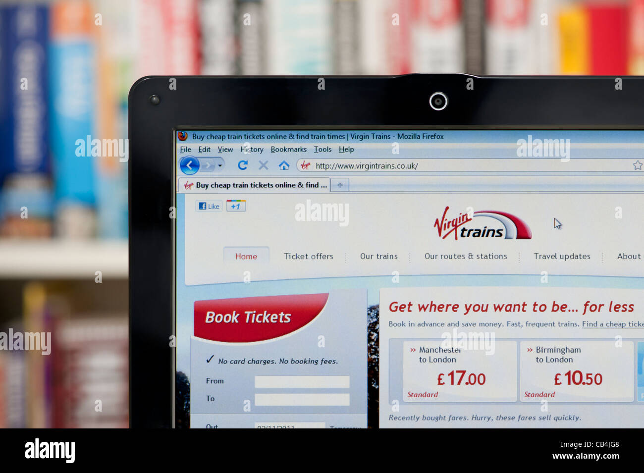 El sitio web de Virgin Trains ha disparado contra una estantería de fondo (sólo para uso editorial: -print, televisión, e-book editorial y sitio web). Foto de stock