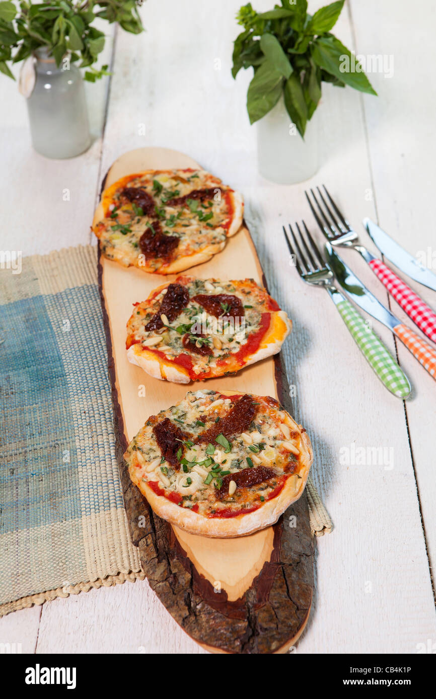 Pizza coronada con queso cottage y Gartenkraeuter Fotografía de stock