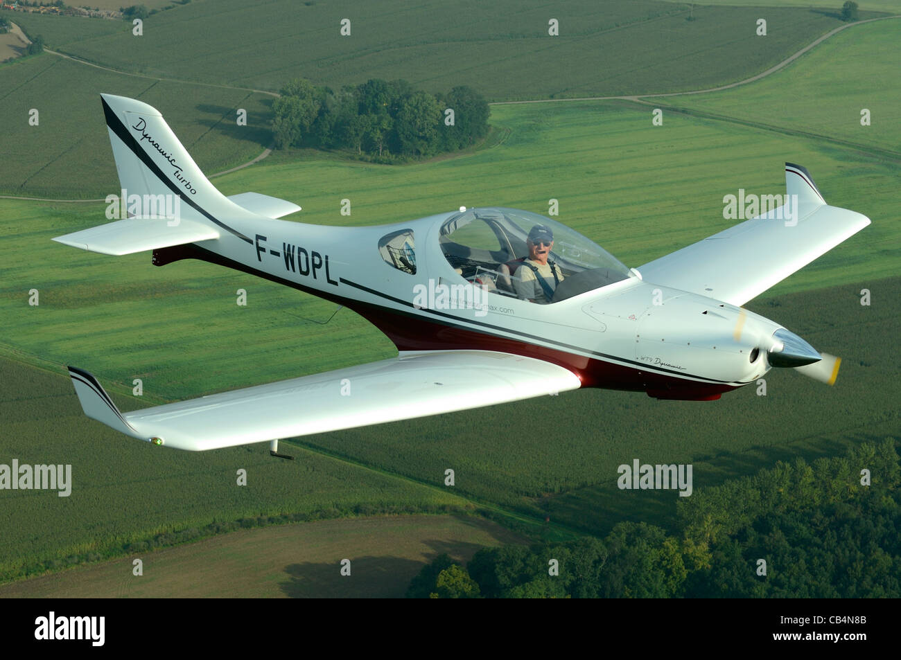 Pequeño deportivo europeo dinámico Aerospool LSA Turbo avión sobrevolando Francia Foto de stock