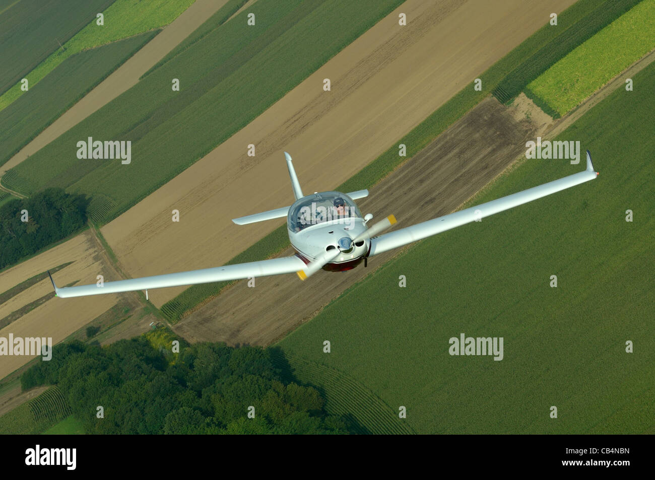 Pequeño deportivo europeo dinámico Aerospool LSA Turbo avión sobrevolando Francia Foto de stock