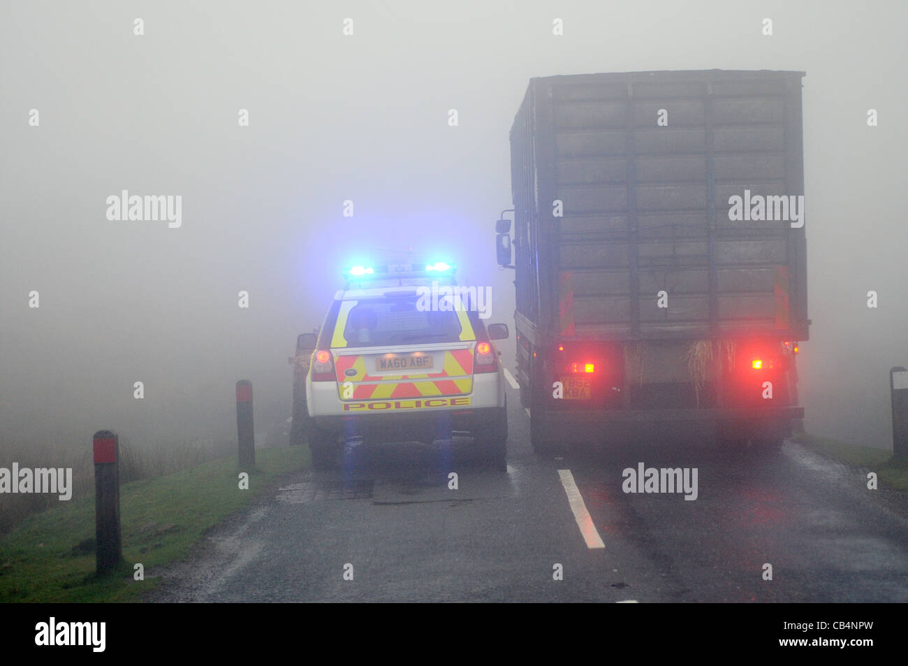Camión adelanta a Devon y Cornwall coche de policía en Dartmoor, niebla, Devon y Cornwall, Policía, tráfico, transporte, transporte Foto de stock