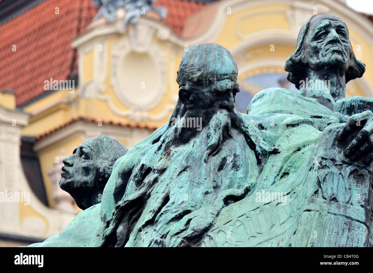Praga, República Checa. Jan Hus Memorial: Ladislav Saloun (1915) en la Plaza de la Ciudad Vieja / Staromestske namesti Foto de stock