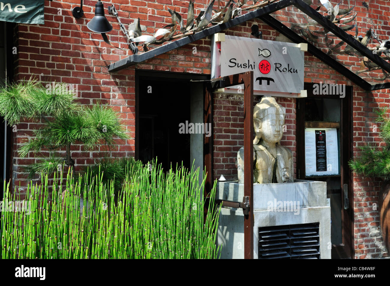 Sushi Roku delante del restaurante, en el casco antiguo de Pasadena Foto de stock