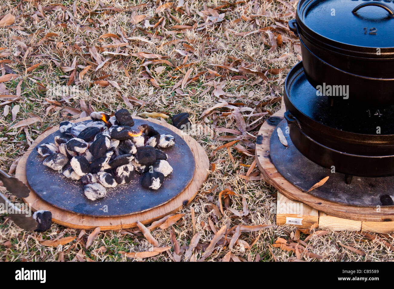 Horno holandés, cocinar al aire libre usando potes apilados con base de metal y admite el almacenamiento de carbón caliente después de su uso. Foto de stock