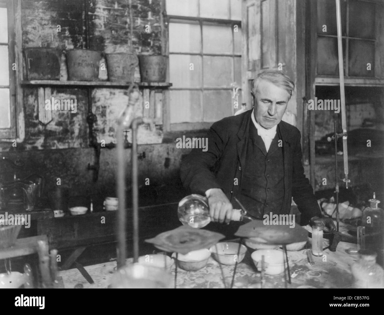 Foto clásica del inventor y empresario estadounidense Thomas Alva Edison (1847 – 1931). Edison se muestra en su laboratorio alrededor de 1905. Foto de stock