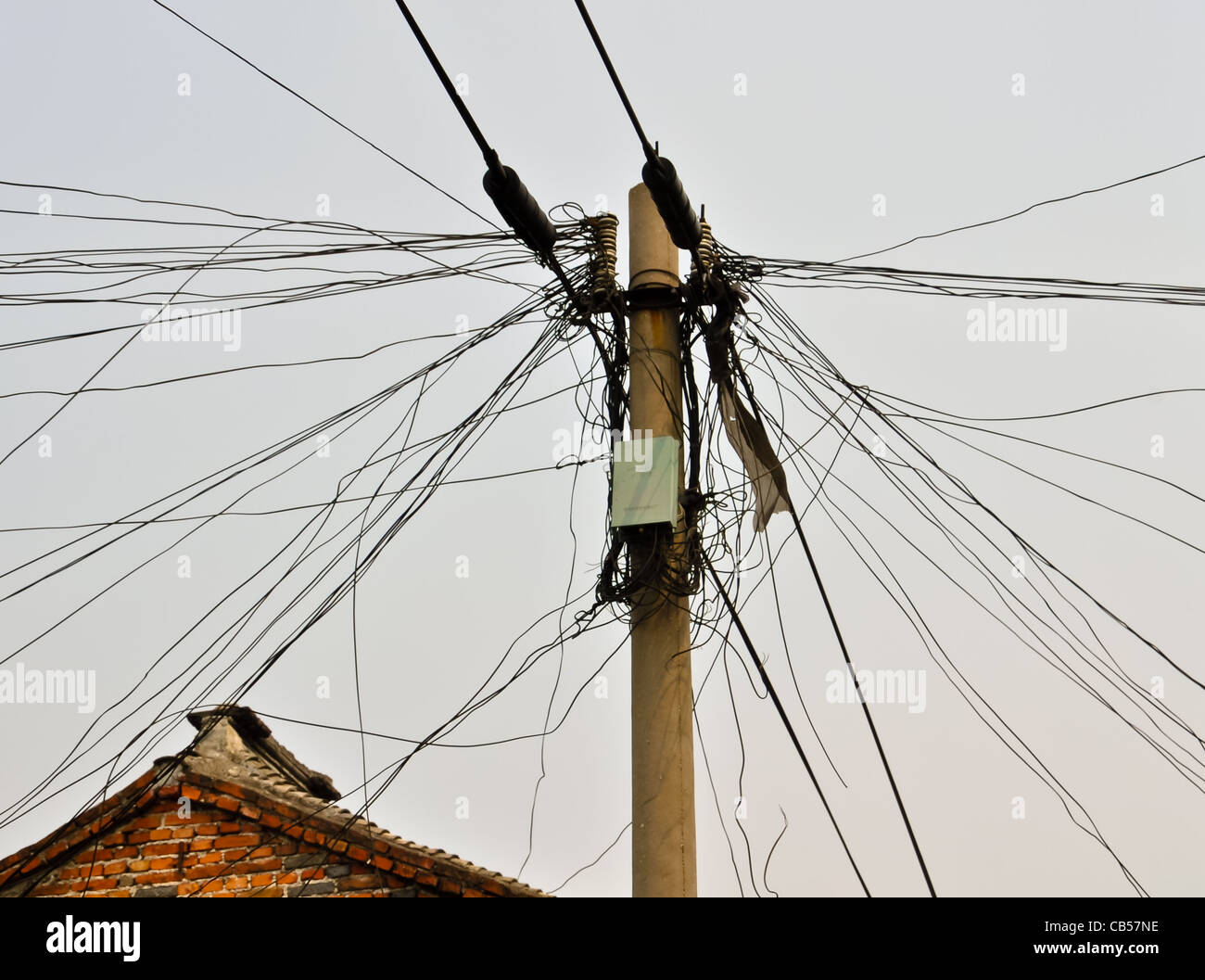 Enredadas líneas eléctricas saliendo desde un teléfono fijo Foto de stock