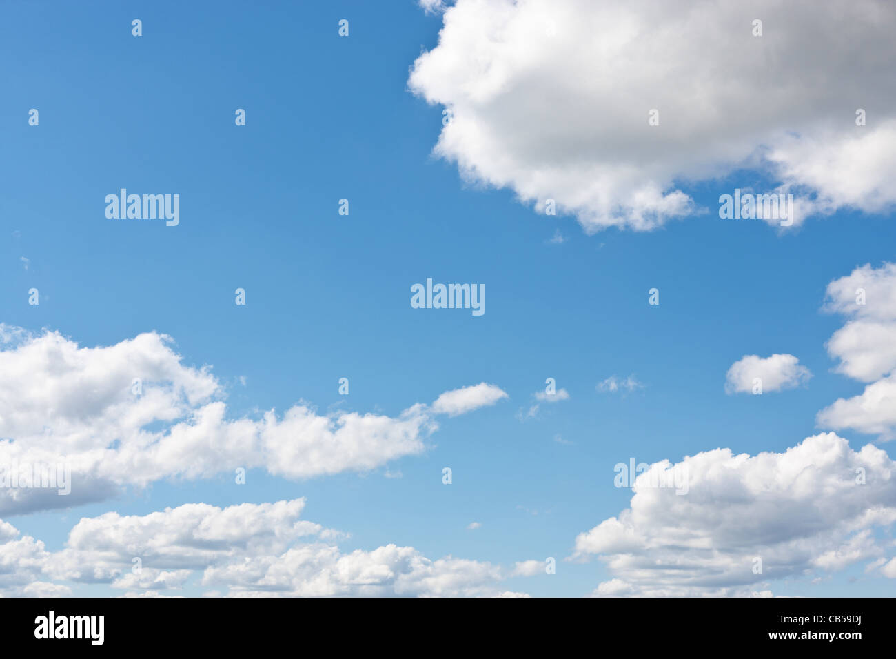 Hermoso cielo azul y algunas nubes Foto de stock