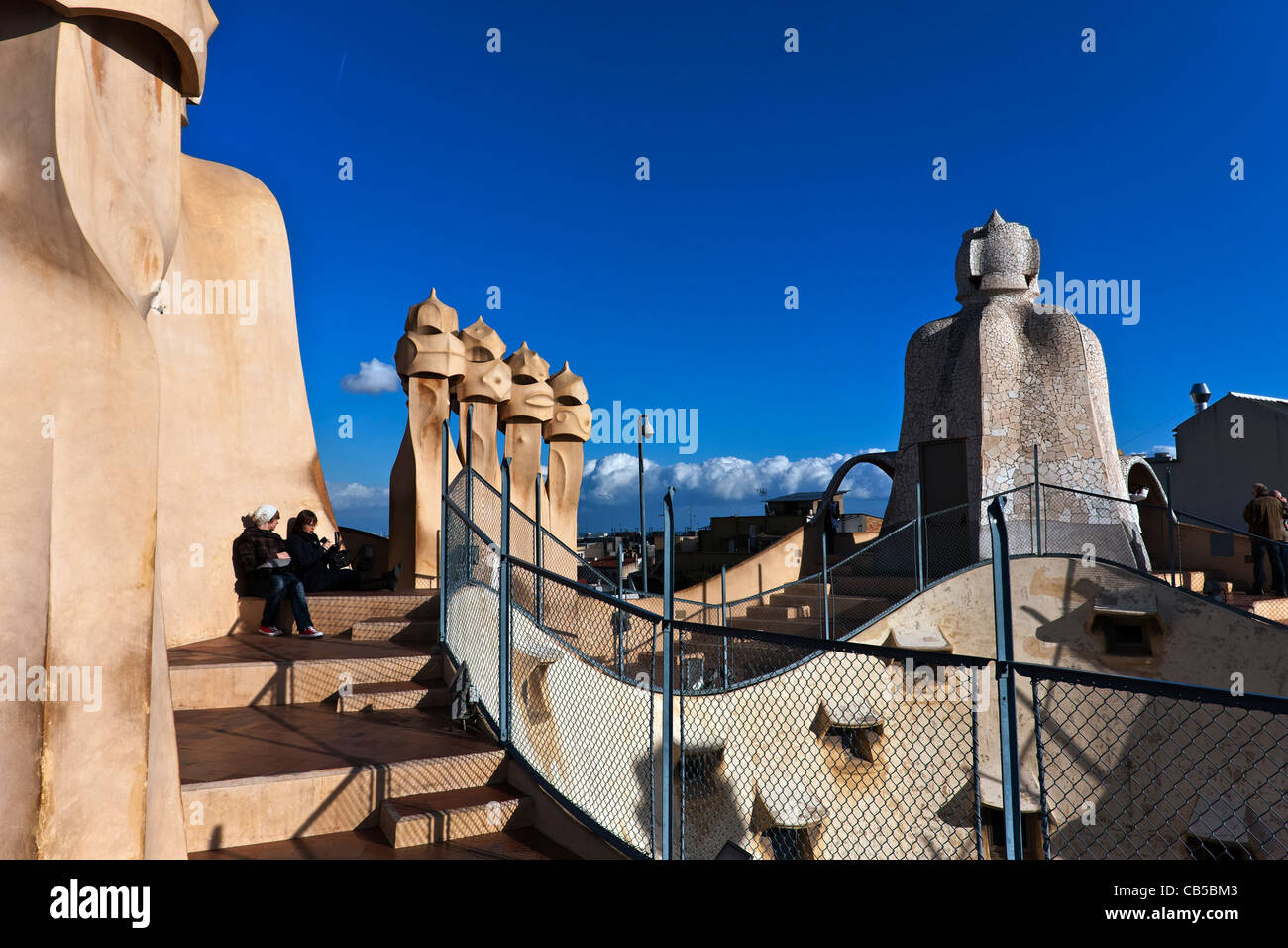 Las chimeneas en el techo de la Casa Milá de Antoni Gaudí Barcelona, España Foto de stock