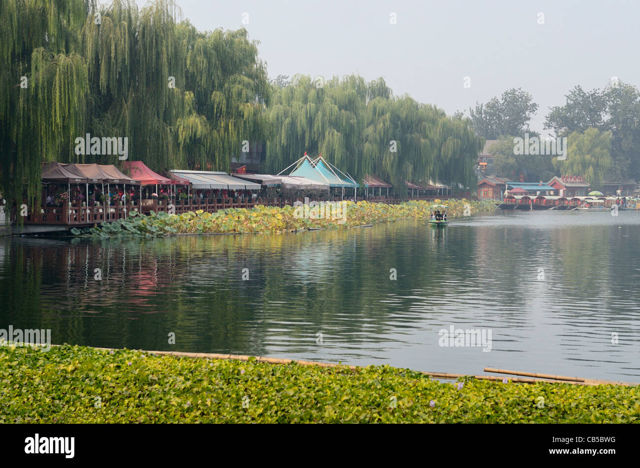 Los Sauces y restaurantes a lo largo del lago qianhai shichahai área de Pekín, China Foto de stock
