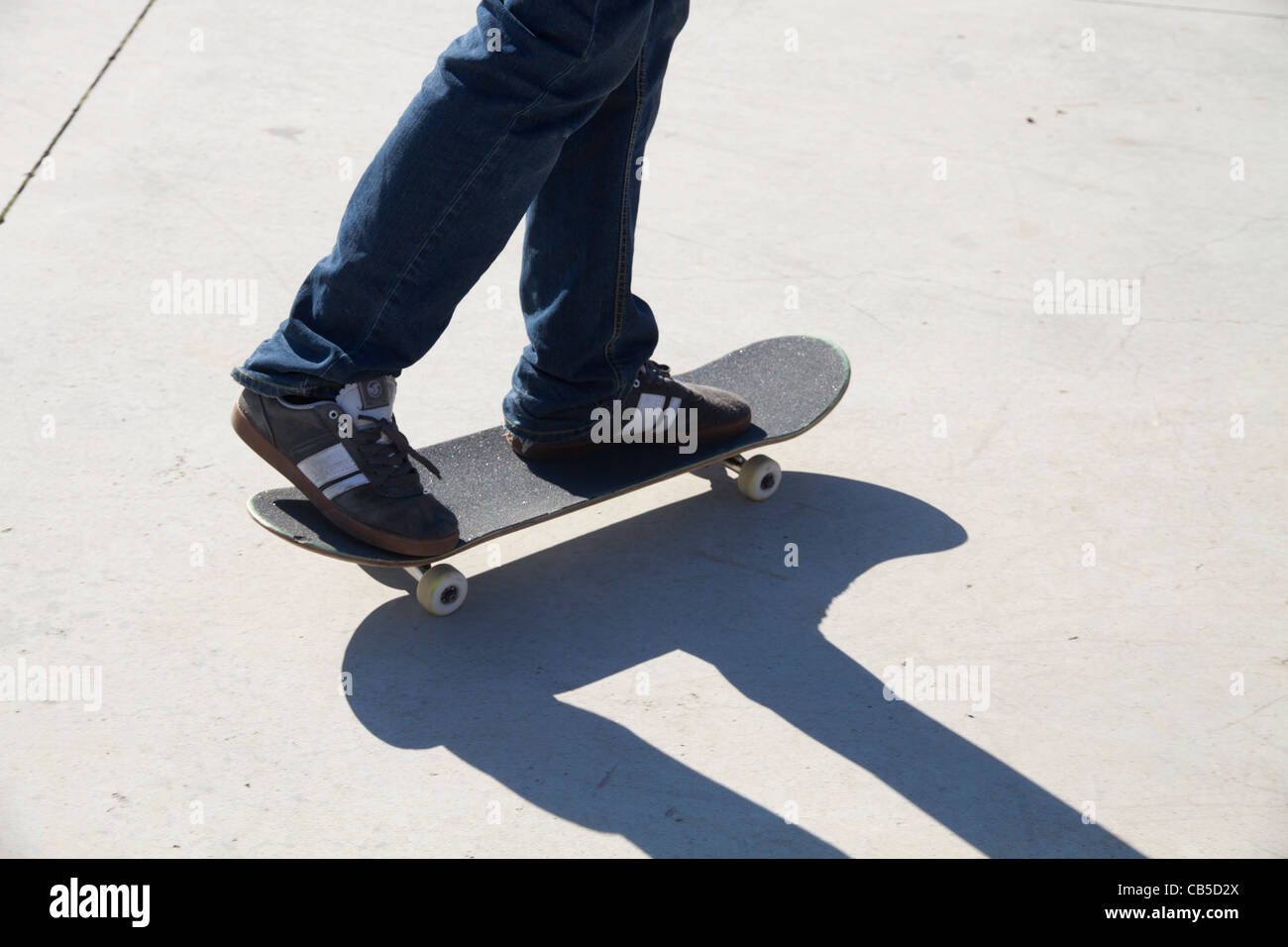 Persona en patineta skateboarding en action sport Foto de stock