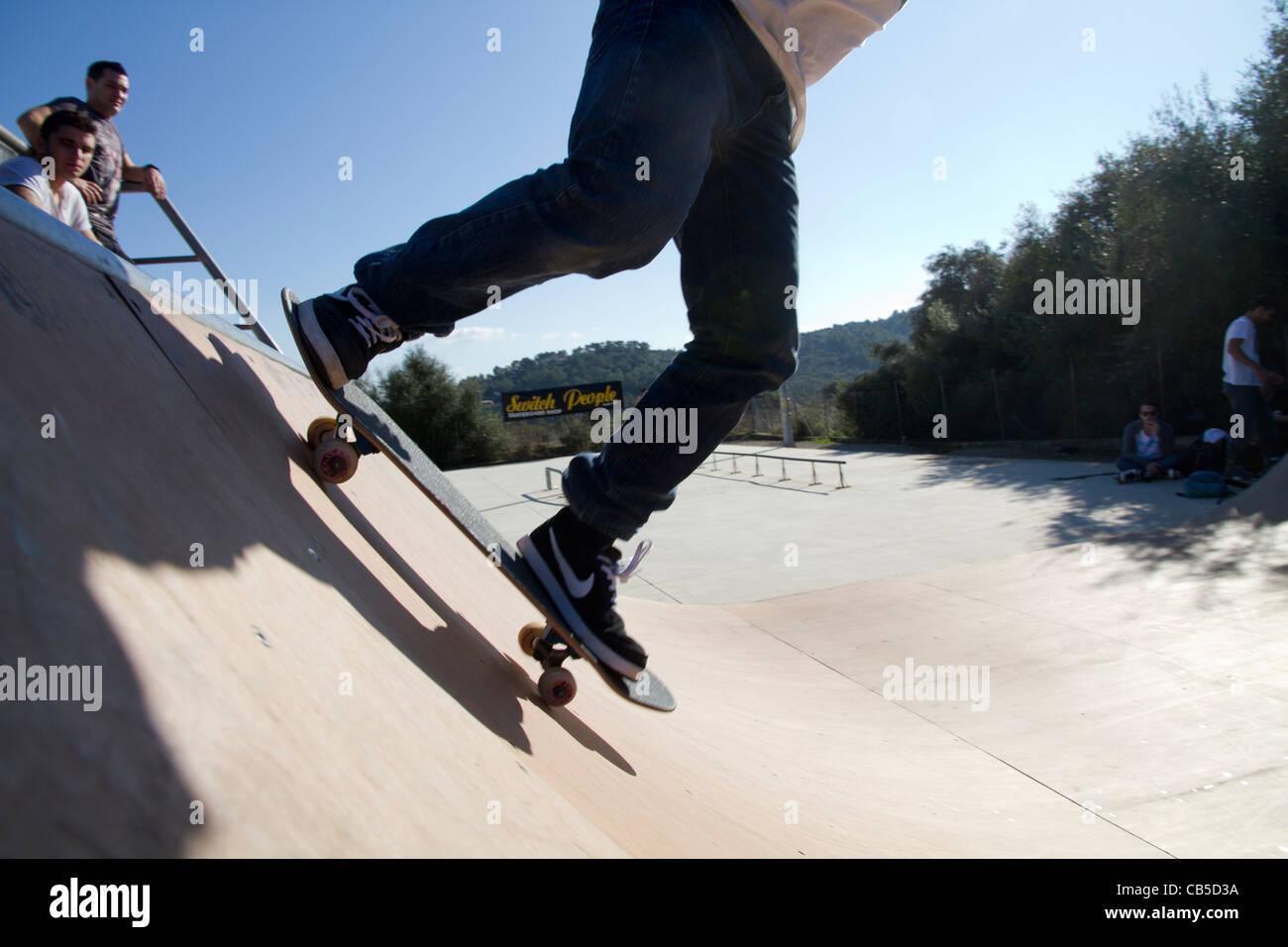 Persona en patineta skateboarding en vert en action sport Foto de stock