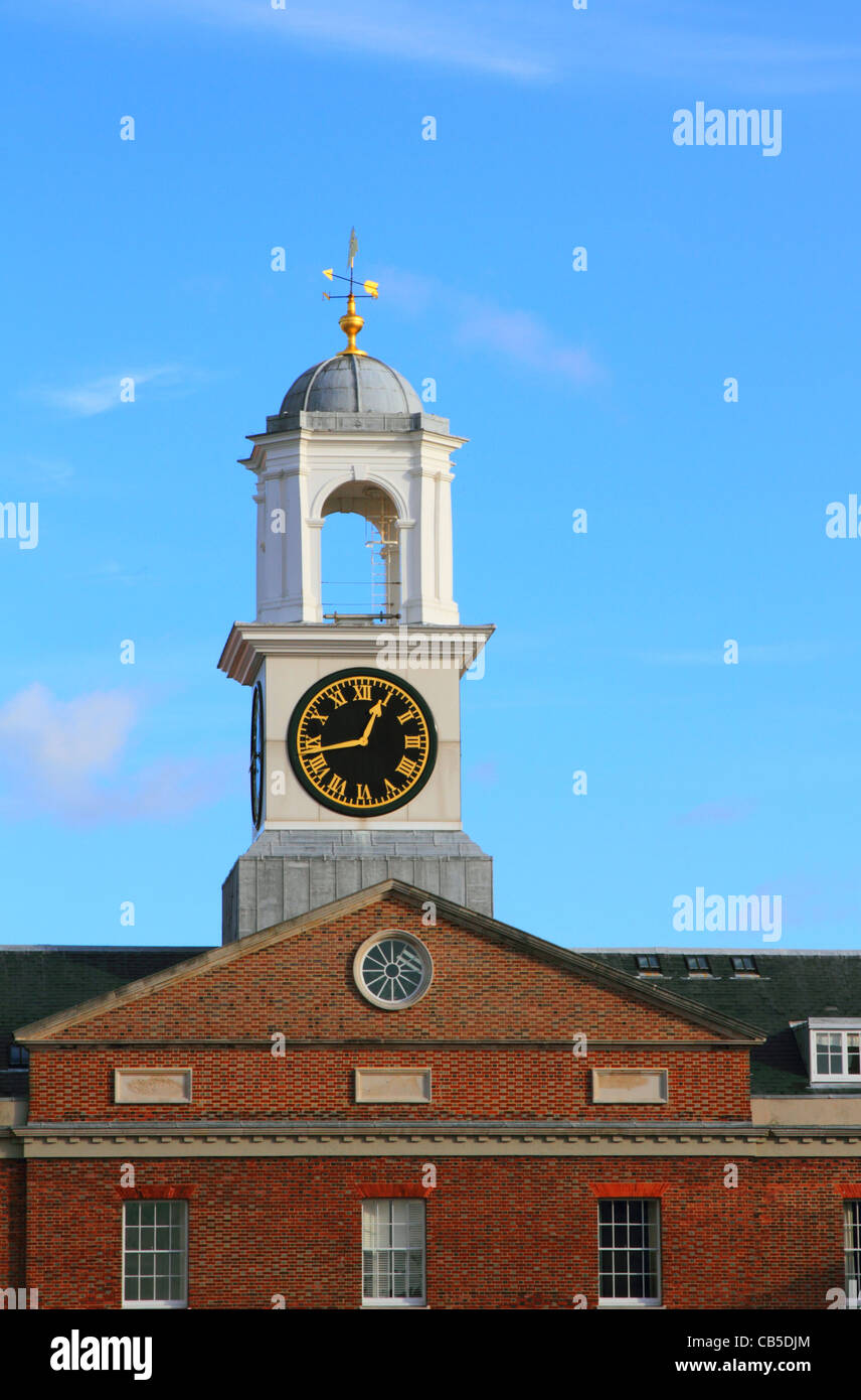 La torre del reloj de la casa de Vulcan, Portsmouth Gunwharf Quays, que era un almacén naval Foto de stock