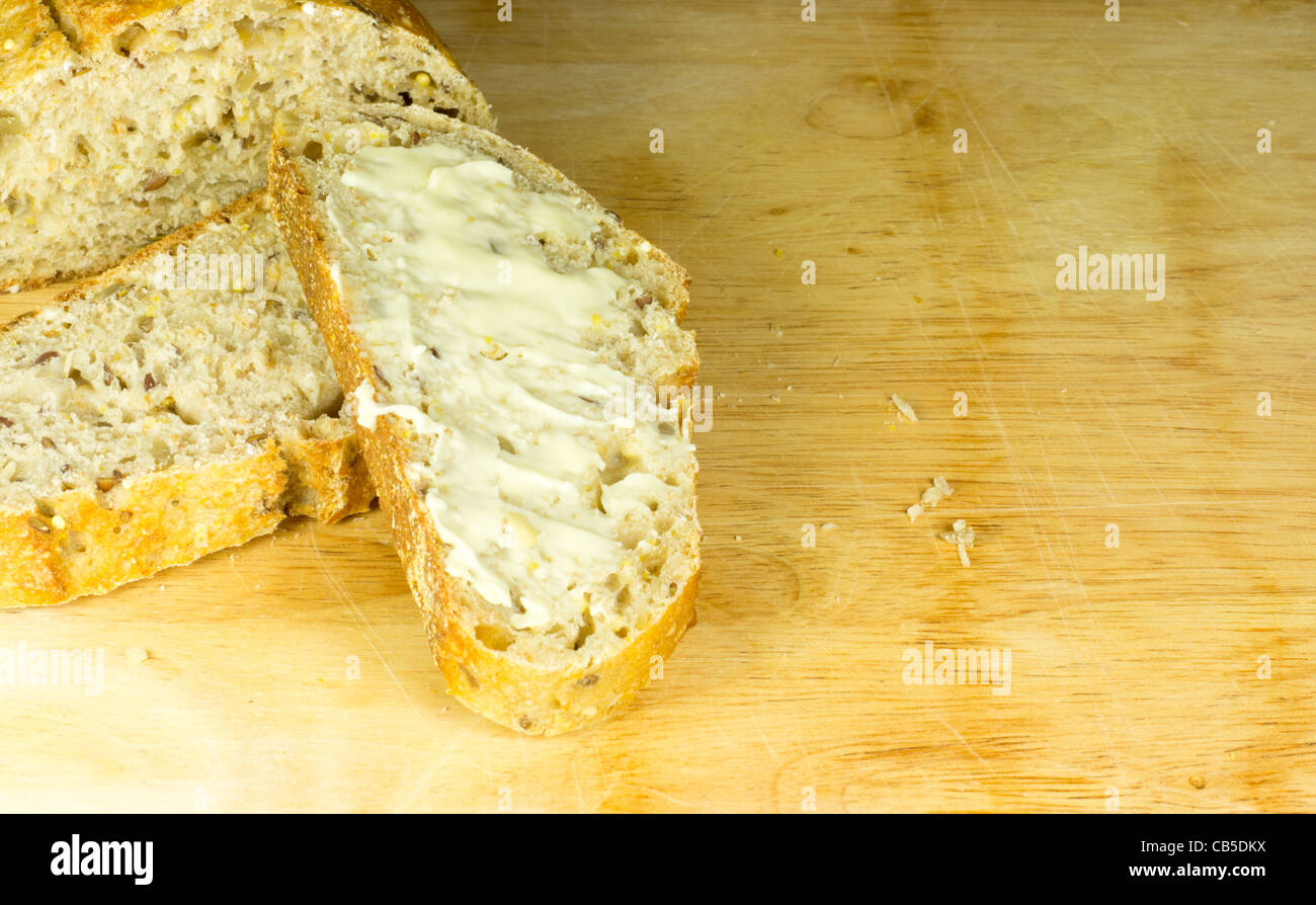 Pan de grano entero con mantequilla Foto de stock