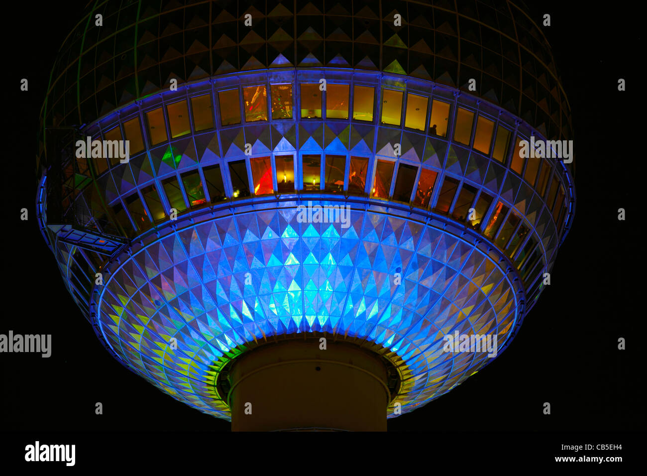 Detalle de la torre de la televisión encendida durante el festival de las luces 2011, Alexanderplatz, Berlín Foto de stock